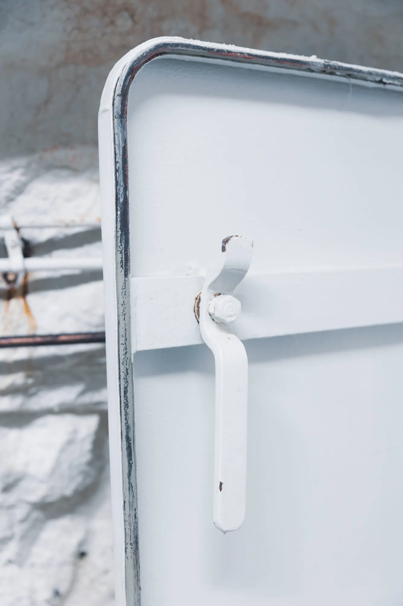 Detalj skyddsdörr med tätningslist